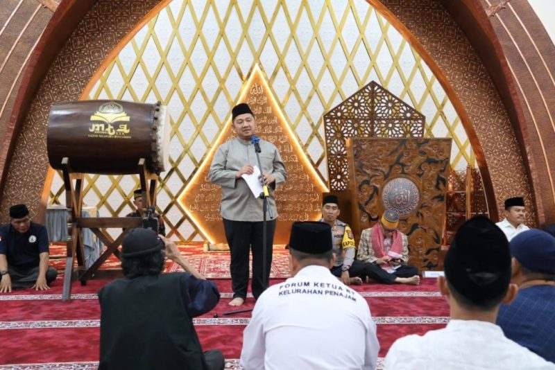Foto : Bupati Kabupaten Penajam Paser Utara (PPU) Mudyat Noor saat meresmikan masjid Nurul Islam Maccarinna. (Ist/ LJ)