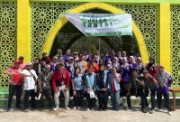 Foto: Foto bersama mahasiswa KKN-R UINSI saat setelah melakukan jalan santau dan aksi pingut sampah di Desa Dondang. (Zull/LJ).