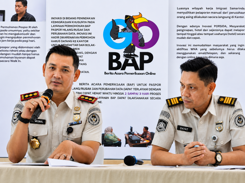 Foto: Kepala Kantor Imigrasi Kelas I TPI Kota Samarinda, Misnal Ariyanto (berkacamata) sata menyampaikan komitmen di agenda Media Gathering. (Zull/LJ) 