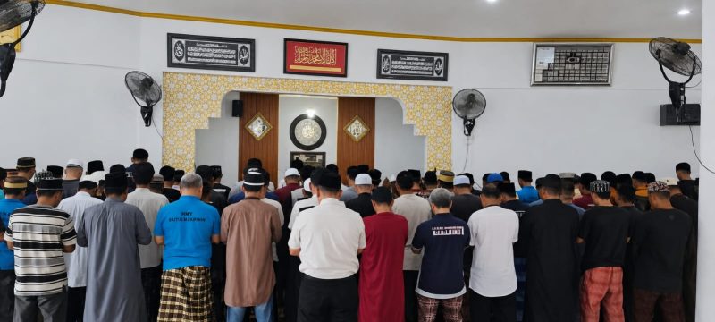 Foto: Shalat ghaib yang diikuti jajaran Lapas Narkotika Kelas IIA Samarinda bersama warga binaan di Masjid As-Shalihin. (Dok.LapasNarkotikaSamarinda)