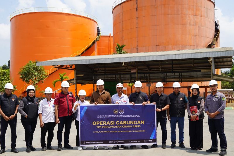 Foto: Kantor Imigrasi Kelas I TPI Samarinda saat melakukan Operasi Gabungan Tim Pengawasan Orang Asing (TIMPORA) di PT Kruing Lestari Jaya, Kecamatan Barong Tongkok, Kabupaten Kutai Barat. (LJ)