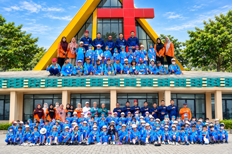Foto: FKUB Kota Samarinda bersama siswa SD Fastabaqul Khairaat saat melakukan field Trip lintas agama. (Dok. FKUBSamarinda)