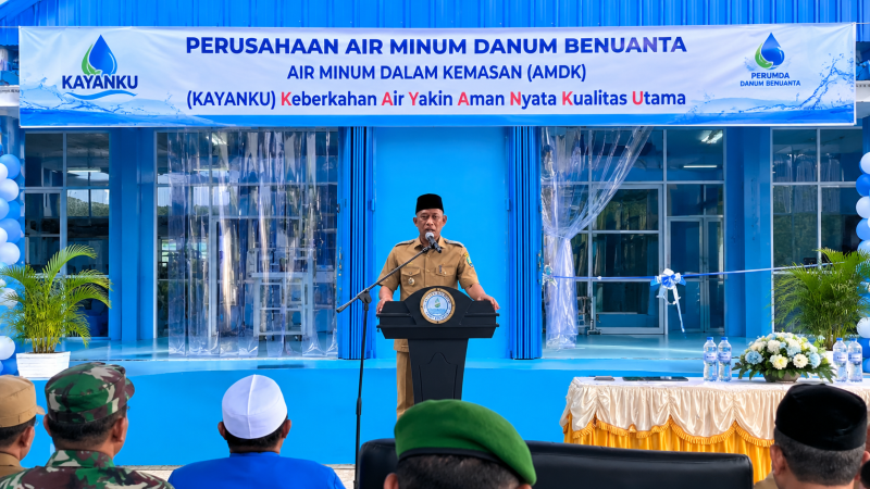 Foto: Bupatu Kab. Bulungan, Syarwani saat meresmikan AMDK KAYANKU. (Yudis/Bul)