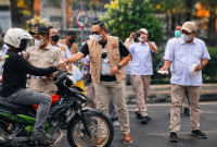 Foto: Potret Wakil Gubernur Kaltim, H. Seno Aji membagikan 1.500 masker kepada para pengendara di jalan. (Dok.DPCGerindraSmr)