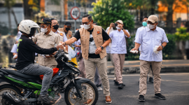 Foto: Potret Wakil Gubernur Kaltim, H. Seno Aji membagikan 1.500 masker kepada para pengendara di jalan. (Dok.DPCGerindraSmr)