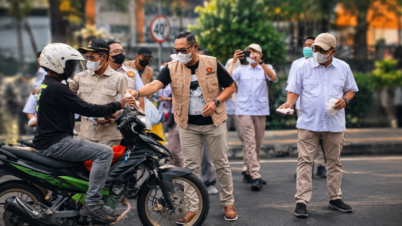 Foto: Potret Wakil Gubernur Kaltim, H. Seno Aji membagikan 1.500 masker kepada para pengendara di jalan. (Dok.DPCGerindraSmr)