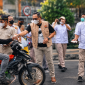 Foto: Potret Wakil Gubernur Kaltim, H. Seno Aji membagikan 1.500 masker kepada para pengendara di jalan. (Dok.DPCGerindraSmr)