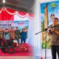 Foto: Bupati Bulungan, Syarwani saat memberikan bantuan alat peternakan.