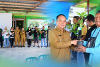 Foto: Wakil Bupati Bulungan, Kilat, saat membagikan ribuan bibit sawit dan kakao kepada masyarakat.