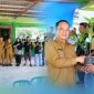 Foto: Wakil Bupati Bulungan, Kilat, saat membagikan ribuan bibit sawit dan kakao kepada masyarakat.