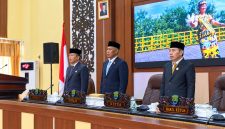 Foto: Bupati Bulungan, Syarwani (tengah) saat menghadiri Rapat Paripuna di DPRD Kabupaten Bulungan.