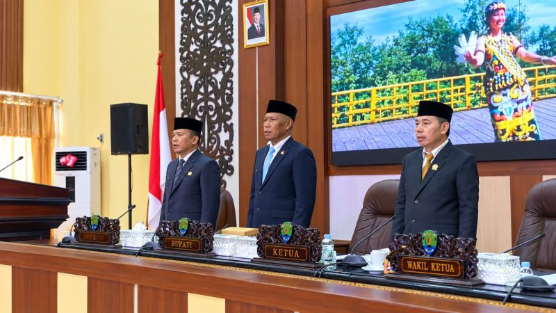 Foto: Bupati Bulungan, Syarwani (tengah) saat menghadiri Rapat Paripuna di DPRD Kabupaten Bulungan.