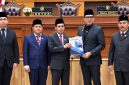 Foto: Walikota Samarinda, Andi harun (tengah) usai  menghadiri rapat paripurna DPRD Kota Samarinda. (Dok.HumasPemkotSamarinda)