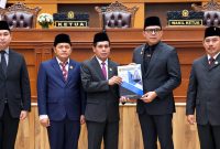 Foto: Walikota Samarinda, Andi harun (tengah) usai menghadiri rapat paripurna DPRD Kota Samarinda. (Dok.HumasPemkotSamarinda)