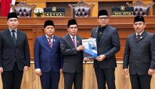 Foto: Walikota Samarinda, Andi harun (tengah) usai menghadiri rapat paripurna DPRD Kota Samarinda. (Dok.HumasPemkotSamarinda)