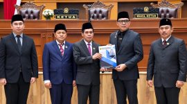 Foto: Walikota Samarinda, Andi harun (tengah) usai  menghadiri rapat paripurna DPRD Kota Samarinda. (Dok.HumasPemkotSamarinda)