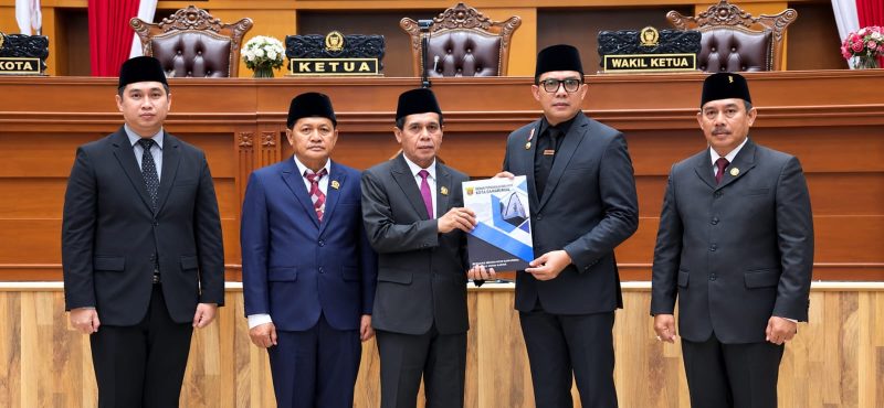 Foto: Walikota Samarinda, Andi harun (tengah) usai  menghadiri rapat paripurna DPRD Kota Samarinda. (Dok.HumasPemkotSamarinda)