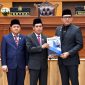 Foto: Walikota Samarinda, Andi harun (tengah) usai  menghadiri rapat paripurna DPRD Kota Samarinda. (Dok.HumasPemkotSamarinda)