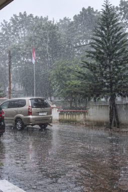 Hujan Deras Guyur Samarinda Setelah Dua Bulan Kemarau, Warga Sambut dengan Syukur