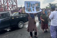 Foto: Demo warga Bakungan, Kukar akibat debu batubara. 