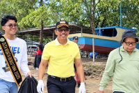 Foto: Wakil Bupati PPU, Abdul Waris Muin saat membersihkan Pantai Tanjung Jumlai.