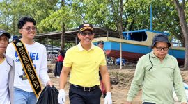Foto: Wakil Bupati PPU, Abdul Waris Muin saat membersihkan Pantai Tanjung Jumlai.