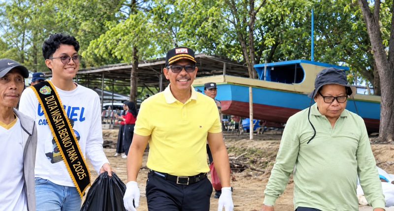 Foto: Wakil Bupati PPU, Abdul Waris Muin saat membersihkan Pantai Tanjung Jumlai.