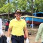 Foto: Wakil Bupati PPU, Abdul Waris Muin saat membersihkan Pantai Tanjung Jumlai.