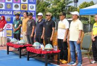 Foto: WAkil Bupati PPU, Abdul Waris Muin (tengah bertopi coklat) saat membuka Turnamen Voli Karang taruna Cup II 2026, di Kelurahan Nipah-Nipah, Kecamatan Penajam.