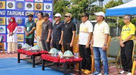Foto: WAkil Bupati PPU, Abdul Waris Muin (tengah bertopi coklat) saat membuka Turnamen Voli Karang taruna Cup II 2026, di Kelurahan Nipah-Nipah, Kecamatan Penajam.