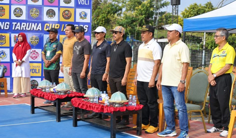 Foto: WAkil Bupati PPU, Abdul Waris Muin (tengah bertopi coklat) saat membuka Turnamen Voli Karang taruna Cup II 2026, di Kelurahan Nipah-Nipah, Kecamatan Penajam.
