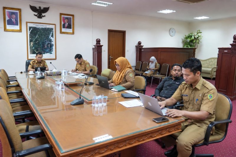 Foto: Sekretaris Daerah (Sekda) PPU Tohar saat mengikuti ekspose penyusunan materi teknis dan Rancangan Peraturan Presiden tentang RTR KSN Kalimantan Timur secara daring.