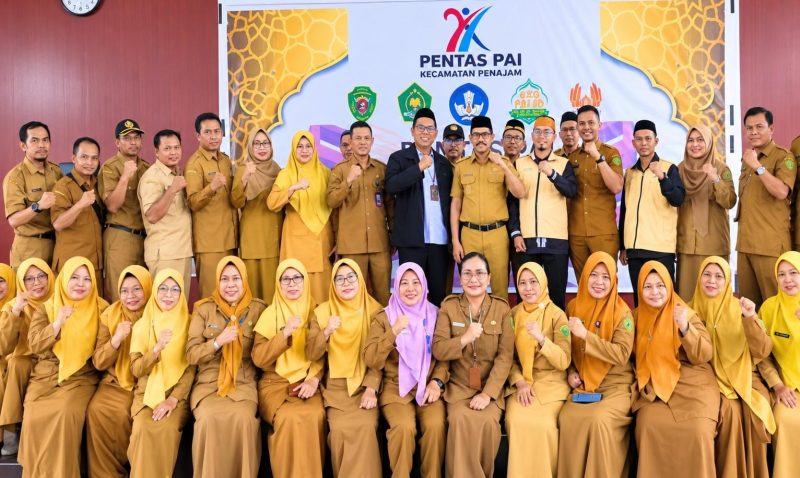 Foto: Wakil Bupati PPU, Abdul Waris Muin (tengah berkopiah) saat foto bersama usai pembukaan Pentas PAI di kecamatan Penajam.