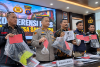 Foto: Kapolresta Samarinda, Kombes Pol Hendri Umar (tengah) saat melakukan konferensi pers. (Dok. Humas Polresta Samarinda)