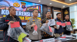 Foto: Kapolresta Samarinda, Kombes Pol Hendri Umar (tengah) saat melakukan konferensi pers. (Dok. Humas Polresta Samarinda)