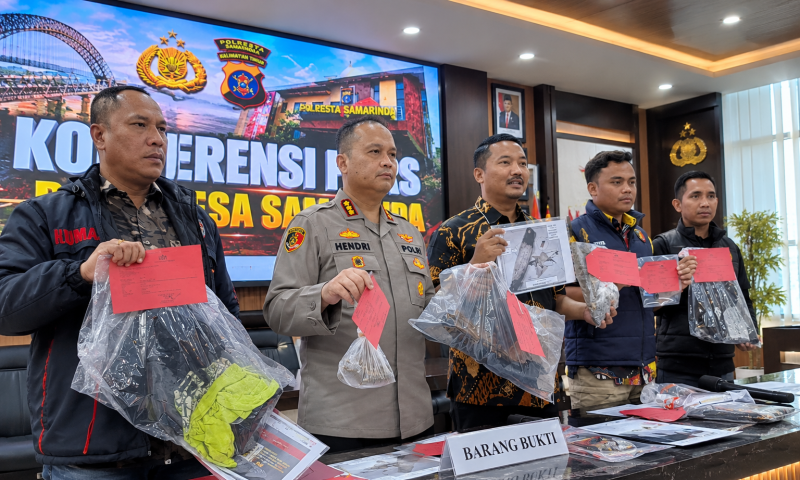 Foto: Kapolresta Samarinda, Kombes Pol Hendri Umar (tengah) saat melakukan konferensi pers. (Dok. Humas Polresta Samarinda)