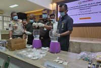 Foto: Pemusnahan bukti perkara dan narkotika di kantor Kejari Kukar.
