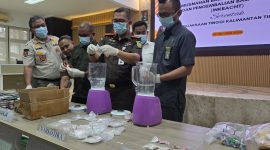 Foto: Pemusnahan bukti perkara dan narkotika di kantor Kejari Kukar. 
