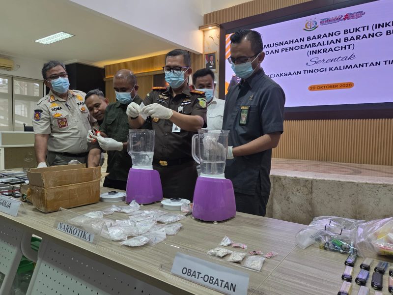 Foto: Pemusnahan bukti perkara dan narkotika di kantor Kejari Kukar. 