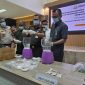 Foto: Pemusnahan bukti perkara dan narkotika di kantor Kejari Kukar. 