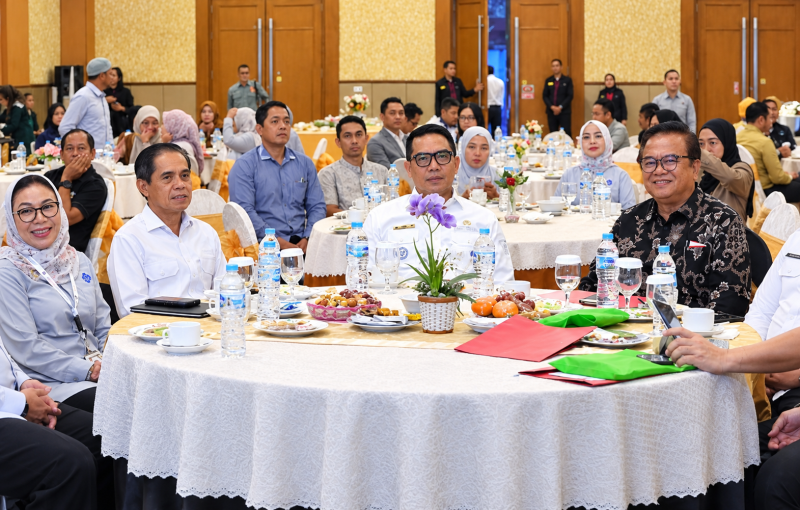 Foto: Ketua DPRD Kota Samarinda, Helmi Abdullah di sebelah Walikota Samarinda, Andi Harun.
