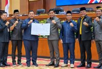 Foto: Bupati PPU, Mudyat Noor (tengah) usai menandatangani RAPBD-P 2026 bersama Ketua DPRD PPU.