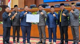 Foto: Bupati PPU, Mudyat Noor (tengah) usai menandatangani RAPBD-P 2026 bersama Ketua DPRD PPU.
