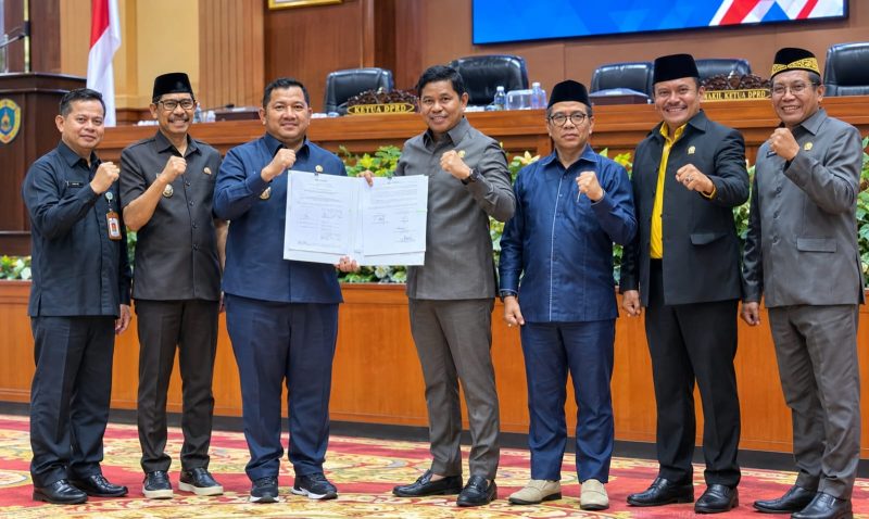 Foto: Bupati PPU, Mudyat Noor (tengah) usai menandatangani RAPBD-P 2026 bersama Ketua DPRD PPU.