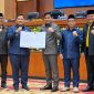 Foto: Bupati PPU, Mudyat Noor (tengah) usai menandatangani RAPBD-P 2026 bersama Ketua DPRD PPU.