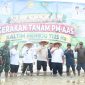 Foto: Bupati PPU, Mudyat Noor (tengah) bersama pihak terkait saat menghadiri Gerakan Tanam Padi melalui program Pertanian Modern Advance Agriculture System (PM AAS) bersama Kelompok Tani Sidodadi dan Sido Muncul di Desa Bangun Mulya, Kecamatan Waru.