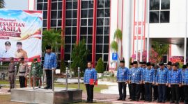 Foto: Sekda Kukar, Sunggono pimpinan upacara Hari Kesaktian Pancasila di halaman kantor Bupati Kukar.