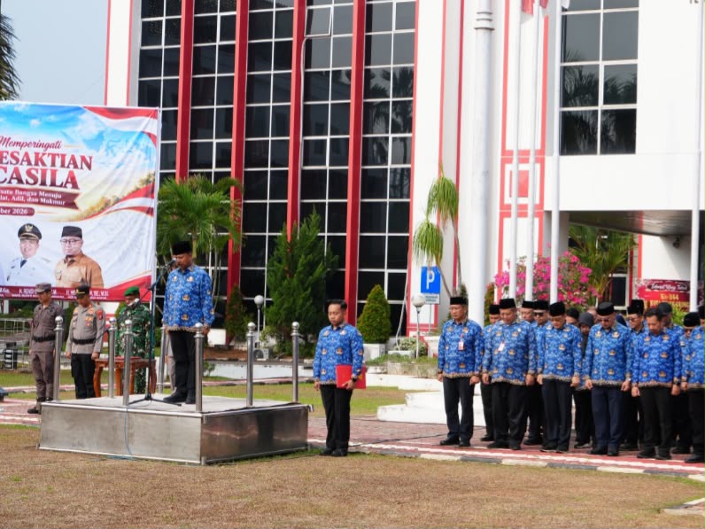 Foto: Sekda Kukar, Sunggono pimpinan upacara Hari Kesaktian Pancasila di halaman kantor Bupati Kukar.