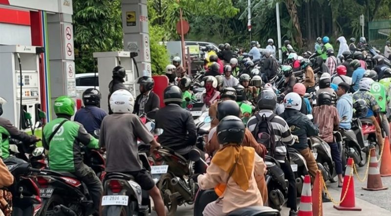 Foto : Potret antrean di SPBU Perempatan Hotel Mesra.