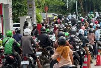 Foto : Potret antrian BBM di SPBU simpang Mesra.